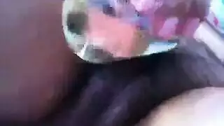 فتاة مثيرة تنيك ثدييها وتستحم بالمني