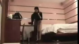 مسمرة ومجهزة: عاهرات آسيويات يستخدمن منظارًا لخدمة زبائن إباحية