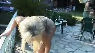 الجمال المشهور في جماع جماعي متطرف