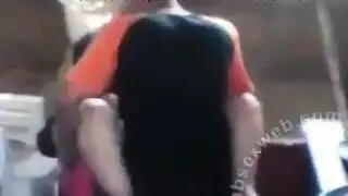 حفلة جنس الصالة الرياضية: رجال أصلع وفتيات الحفلات يمارسون الجنس القاسي