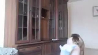 مراهقة تظهر حفرها الضيقة في فيلم صريح