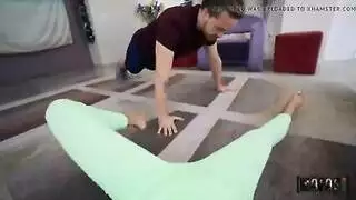 سكس عربي شديد: ممارسة جنسية في الحمام مع فتاة ذات مؤخرة كبيرة