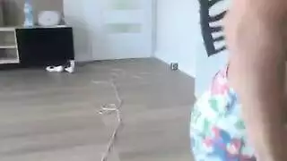 فتاة جميله كيوت لها احلي بزاز محمله امام الكاميرا تشيت مع صاحبها وتتعرى ويسرب