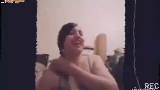 عاهرة مثارة تخلع ملابسها الداخلية الشفافة من أجلك