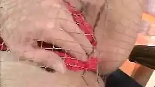 امرأة مثيرة تسيطر على شاب في السرير