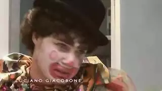 جلسة تدليك ناضجة: فرك القضيب بالثدي وإيلاج قاس في الفم