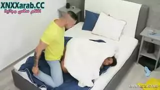 اللعب المزدوج العضلات بهلواني في السيرك