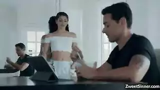  جليسة الأطفال المراهقة تداعب كسها المنقوع قبل أن ينيكها الزوج بقوة