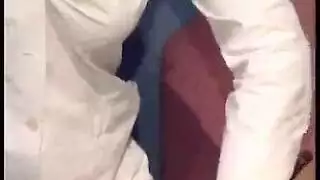 ممرضة تتلقى تناوباً من طبيب وعابرة جنسياً