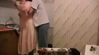 حفلة نيك روسي سكران مع خالته في المطبخ بورن كاميرا تجسس
