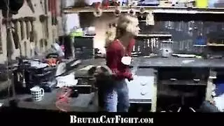 عراك فتيات عنيف يؤدي إلى وضعية كلابية بدون وقاء للميكانيكي