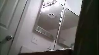 مغطاة في العلن، عارية في السرير مشهد إباحي كامل