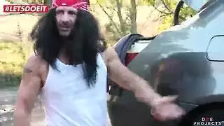 نيك في ورشة السيارات: يصلح سيارتها ثم يملأ فرجها