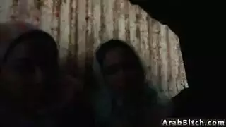 فانتازيا سكس عربي جماعي: طالبات محجبات يستخدمهن مدرس مسيطر