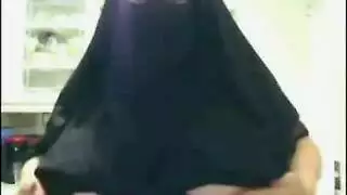 ويب كام إباحي: امرأة محجبة تمتلئ بالسائل المنوي بعد عرض ثدييها