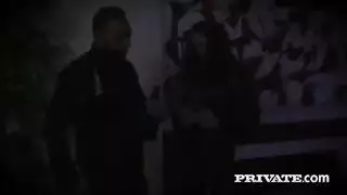 كاثي هيفين تخلع سراويل البيكيني وتداعب مهبلها المصلوق الرطب