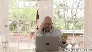 عاليا حديد لديها الثلاثي عارضة خلال الثلاثي بين الأعراق مع امرأة سمراء فائقة الساخنة