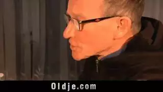 الأب يشاهد ثم ينضم إلى بابا نويل في نيك ابنته بعنف