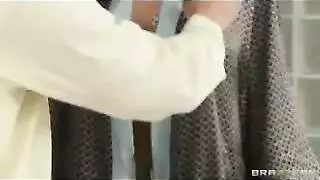 التدليك الجنسي لامرأة ناضجة يؤدي إلى لحس فرجها