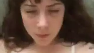 السكرتيرة المشاغبة ذات العيون الزرقاء تأخذ زب على مكتبها