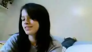 مهبل الجميلة ذات جلد الماس الرطب يتلقى ضربات دسار قاسية
