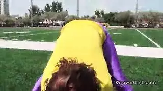 ممارسة جنسية ثلاثية قذرة في المرحاض: فم، كس، وإيلاج إصبع شرجي