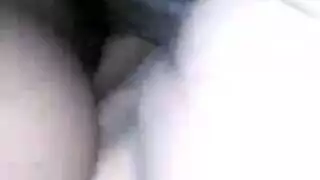 يؤدي التدليك الشهواني إلى عبادة القضيب لهذه الجميلة داكنة البشرة