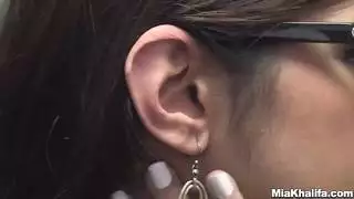 مشهد إباحي: الآلهة السمراء ميا خليفة تمارس الجنس بين رفوف الكتب