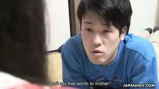 ثلاثي مثير يرضي رجلًا آسيويًا في جلسة جماعية صريحة