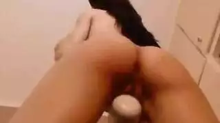 شاب مثير في بيكيني يحصل على قذف داخلي بعد جماع إباحي قوي