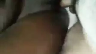 تلميذة مشاغبة مرتدية جوارب طويلة تبتلع السائل المنوي بعد جنس جماعي