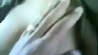 بنت صغيرة مكسوفة من الطبيب