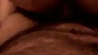 من الخجل إلى الصراخ: تفحيط شرجي قاس بين فتاتين