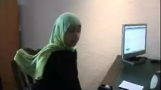 سحاق في المكتب: موظفة محجبة تلعق فرج مديرتها الهولندية