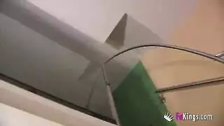 محجبة شهوانية تمص قضيبًا ضخمًا وتنك بقوة