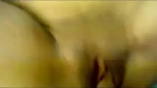 فتاة محجبة تأخذ إيلاج مزدوج وتداول قاسي لثدييها