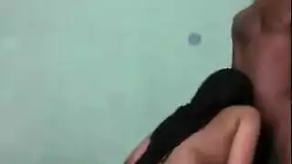 عاهرة محجبة تتوسل للسائل المنوي في هذا المقطع المباشر