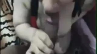 فيلم إباحي مصري: فتاة ممتلئة تخدم قضيب رجل